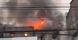 চকবাজারে তিনতলা আবাসিক ভবনের আগুন নিয়ন্ত্রণে